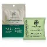 Truemidity-enheden præsenterer et slankt, rektangulært design med en mat hvid overflade. Den har en digital skærm, der viser tal og symboler i sort. På forsiden er der en knap til indstilling, placeret i nederste højre hjørne. En tydelig indikator viser fugtighedsniveauet med en procentdel og gram. Materialet ser glat og moderne ud.