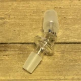 Adapteren har en sort farve og er fremstillet af glas, hvilket giver en glat og skinnende overflade. Den har en konisk form med en bredere base og en smalere top. Der er en indvendig skæring, der sikrer en tæt pasform. Øverst er en afrundet kant, og adapterens diameter varierer fra base til top.
