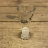 Det koniske bonghoved er fremstillet af klart glas med en glat overflade. Det har en sort, blød gummiring ved kanten, som sikrer en tætsiddende pasform. Hovedets indre har en spiralformet struktur, der er designet til at optimere airflow. Diameteren er ensartet, og der er en enkelt, flad åbning til tilslutning af slange.