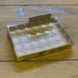 Clipper lighter display set indeholder 24 lightere, arrangeret i fire rækker. Lighterne præsenteres i forskellige farver som rød, blå, grøn og gul med mønstre og motiver, der varierer fra enkle til detaljerede. Hver lighter har en rund form med en flad top og en glat, plastisk overflade, der reflekterer lys. Displayet har en sort bund.