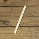 Merskum jointroller i en kompakt størrelse på 10 cm, fremstillet af hvidt merskum med en glat og skinnende overflade. Den har en rund form med en let buet top og en flad bund. Foran findes små, indgraverede detaljer og en enkel åbning til påfyldning. Materialet har en let, naturlig tekstur, der understreger håndværkets kvalitet.