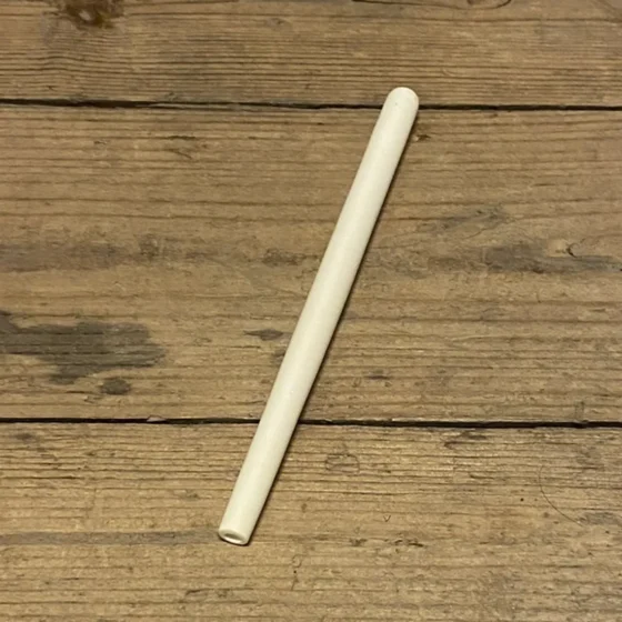 Merskum jointroller i en kompakt størrelse på 10 cm, fremstillet af hvidt merskum med en glat og skinnende overflade. Den har en rund form med en let buet top og en flad bund. Foran findes små, indgraverede detaljer og en enkel åbning til påfyldning. Materialet har en let, naturlig tekstur, der understreger håndværkets kvalitet.