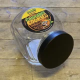 En transparent, plastik fødevarebeholder præsenterer et farverigt random cookiemotiv på overfladen. Beholderens form er rektangulær med en glat overflade og afrundede kanter. Låget, der er fladt og tætsluttende, har en let skridsikker tekstur. Mønstret indeholder variationer af brune, gule og hvide nuancer, der skaber en livlig og legende effekt.