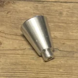 Et konisk bonghoved i metal præsenterer sig med en glat, sølvfarvet overflade, der reflekterer lys. Den koniske form har en bredere åbning foroven og smalner ind mod bunden. Der er en diskret, afrundet kant langs toppen, mens bunden er flad for stabilitet. Materialet har en let mat finish, som giver en robust og holdbar fremtoning.
