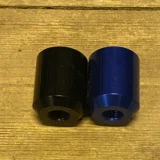 Metal bonghoved med et kvindeligt gevind, fremstillet i blankt metal, der reflekterer lys. Gevindet er tydeligt og præcist udført, hvilket sikrer en god tilslutning. Overfladen har en glat tekstur, og adapteren har en cylindrisk form. Den er designet til at passe ind i et standard bong-system, og dens dimensioner er komprimerede og funktionelle.