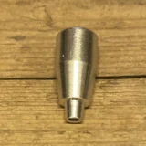 Et metal bonghoved i sølvfarvet finish præsenterer en glat og skinnende overflade. Det har en rund form med en lang, smal hals, der fører til en bred åbning. Omkring åbningen ses en let bølget kant. Materialet har en reflekterende kvalitet, som giver en elegant og moderne fremtoning. Det er designet med præcise linjer og en minimalistisk stil.