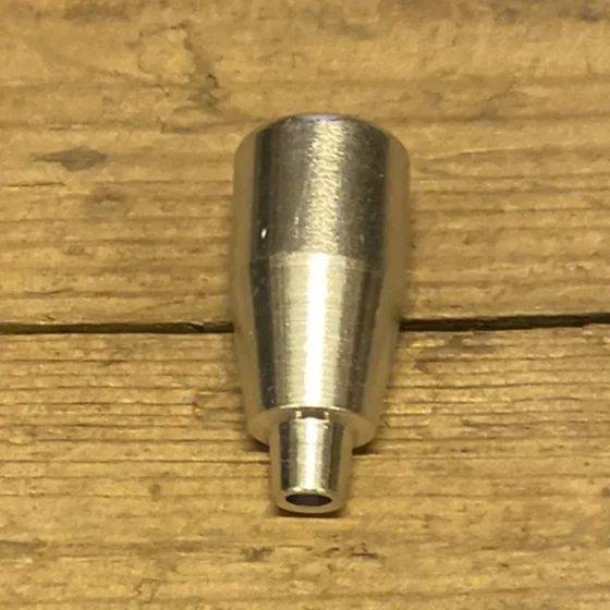 Et metal bonghoved i sølvfarvet finish præsenterer en glat og skinnende overflade. Det har en rund form med en lang, smal hals, der fører til en bred åbning. Omkring åbningen ses en let bølget kant. Materialet har en reflekterende kvalitet, som giver en elegant og moderne fremtoning. Det er designet med præcise linjer og en minimalistisk stil.
