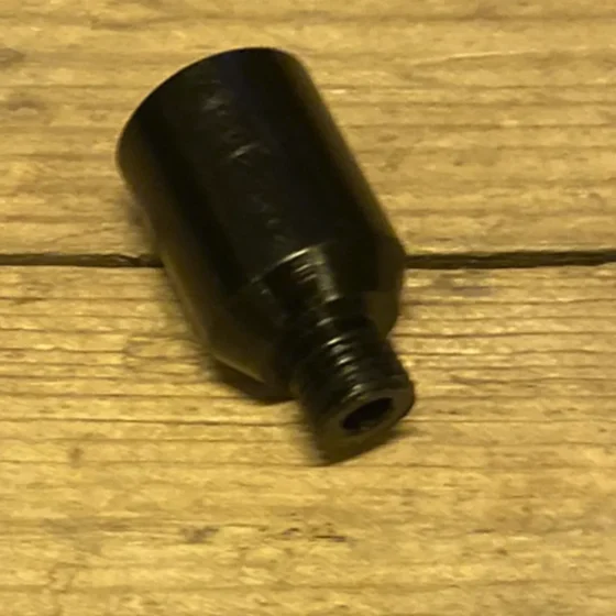 Scott metal bonghoved i sort, fremstillet af slidstærkt metal. Hovedet har en glat overflade med en let mat finish. Det prydes af en rund form med en indvendig gevindskæring, der muliggør fastgørelse til en bong. Der er synlige detaljer som en lille, afrundet kant og en indvendig skål til opbevaring af materiale.