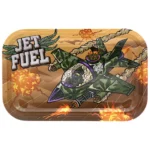 En rektangulær rolling tray præsenterer et farverigt design med et mønster af grønne og lilla nuancer, der danner et abstrakt, urtete-inspireret motiv. Overfladen har en glat, skinnende tekstur, der reflekterer lys. Trayens kanter er let hævede, hvilket holder indholdet på plads. Størrelsen måler 176 x 275 mm.