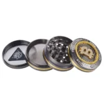 En sølvfarvet grinder med en glat, metalisk overflade. Den har en diameter på 50 mm og er prydet med et bling-bling-mønster, der ligner små, indlagte krystaller. Grinderen har en skruelukning, der sikrer tætslutning, samt små perforeringer til effektiv malning af indholdet. Den fremstår i et moderne design med en poleret finish.