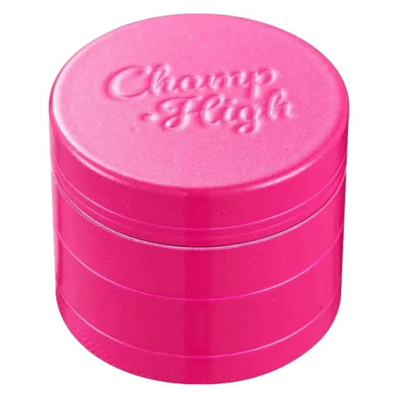 En kompakt krydderikværn med en diameter på 50 mm, fremstillet af metallisk materiale i en rød og pink farve. Overfladen har en glat tekstur, mens den øverste del er prydet med et mønster af små, indgraverede linjer. Kværnen har en skruelås, der sikrer en tæt lukning. Den har også små huller til at slippe krydderierne ud.