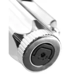 En lighter i metalfinish præsenterer sig med en slank, rektangulær form. Overfladen er glat og reflekterer lys, hvilket giver en skinnende effekt. Knappen til tænding er placeret på siden, og der er et mønster af flammer gravet ind i materialet, hvilket tilføjer tekstur. Farven er en kombination af sølv og sorte detaljer, der fremhæver designets enkelhed.