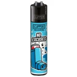 En lighter med en slank, rektangulær form præget af en mat sort overflade. Den fremtrædende del har et hvidt, grafisk mønster med teksten "NO EXCUSES" i store, tydelige bogstaver. Lighterens top har en metalkam med en glat, poleret finish, mens bunden er flad og stabil. Materialet fremstår robust med en let tekstur.