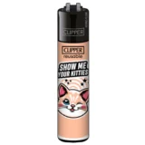 En lysegrøn lighter med en glat overflade prydet af et mønster af katte i forskellige stillinger. Kattene er skitseret i sort og hvid, hvilket giver kontrast til den grønne baggrund. Lighterens top har en metalstrimmel, og der er en lille knap til at aktivere flammen. Den har en slank, cylindrisk form.