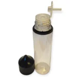 En lyseblå flaske med en slank, elegant form, der rummer 60 ml. Flasken har en klar, gennemsigtig overflade, som gør indholdet synligt. Låg og pipette er i hvid plast, med en glat overflade og en præcis, spids ende. Et farverigt etiket pryder flaskens midte, med grafiske elementer og tekst, der angiver produktinformation.