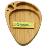 Bamboo tray i en naturlig, lysbrun farve med en glat, satinlignende overflade. Trayens kanter er let opadbuede, hvilket skaber en diskret indhegning. Der er synlige åre- og knudestrukturer i bambustræet, som tilføjer dybde og karakter. Trayen er rektangulær med afrundede hjørner og har en enkel, elegant form.