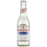 En transparent flaske med en slank, cylindrisk form, der rummer 25 cl væske. Flasken har en lys blå farve og er fremstillet af plast. Den har en sort, skruelåstype, der sikrer tæt lukning. Etiketten pryder flaskens midte med hvid og blå tekst samt et dekorativt mønster, der tilføjer visuel interesse.