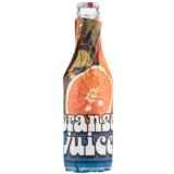 En klar, gennemsigtig flaske med en afrundet form, fyldt med lys orange juice. Flaskens etiket er hvid med orange og grønne detaljer, der indeholder tekst og et logo. Korkproppen er af metal med en glat overflade. Juicen har en ensartet farve og en let skummende overflade, hvilket indikerer friskhed.