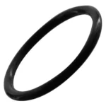 En sort gummiring med en glat overflade og en cirkulær form. Ringen har en ensartet tykkelse og er designet til at passe tæt omkring en cylindrisk enhed. Der ses ingen tekst eller mønstre på ringen, og den har en blød, fleksibel tekstur, der indikerer, at den er beregnet til at skabe en tæt forsegling.