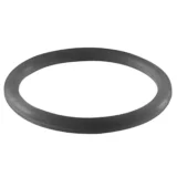 En sort gummiring med en glat overflade og en cirkulær form. Ringen har en ensartet tykkelse og er designet til at passe præcist omkring et cylindrisk objekt. Der ses en subtil tekstur, der giver et robust udseende. Ringen findes i en neutral farve, der kan komplementere forskellige materialer og installationer.