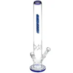 Heisenberg-maskinen er en isbong med en højde på 50 cm, fremstillet af klart glas. Den har en slank, cylindrisk form med en bred base for stabilitet. Det indvendige rør har krumninger og slynger, der skaber en kompleks vandvej. Øverst sidder en skål med en riflet kant, mens bunden er dekoreret med subtile mønstre.