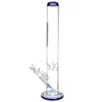 En isbong med en højde på 50 cm præsenterer sig med en klar, transparent krop og en buet form. Den har en bred fod, der stabiliserer den. Øverste del er forsynet med et mundstykke, mens en slange løber fra bunden til en skål. Detaljer som fine mønstre og en glat overflade fremhæver det funktionelle design.