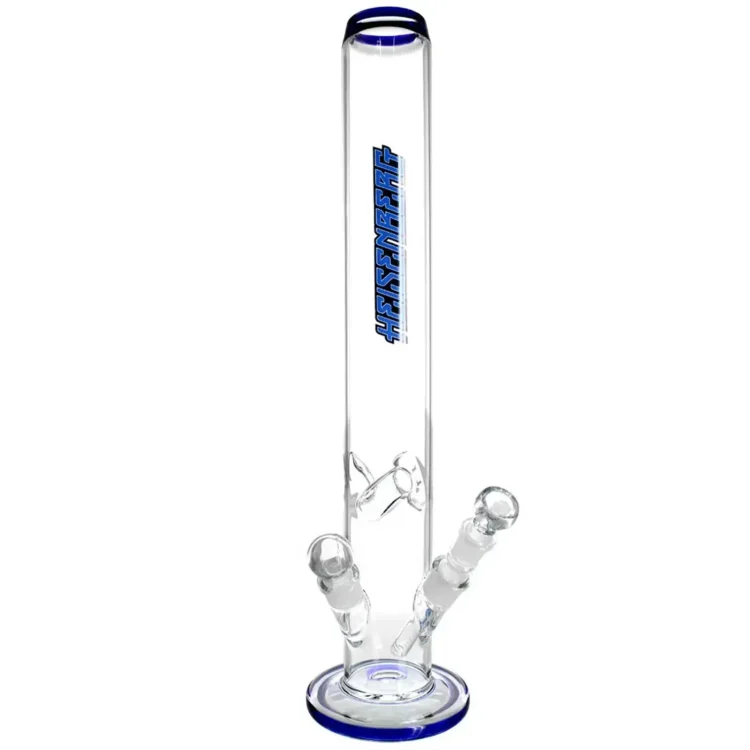 Heisenberg-maskinen er en isbong med en højde på 50 cm, fremstillet af klart glas. Den har en slank, cylindrisk form med en bred base for stabilitet. Det indvendige rør har krumninger og slynger, der skaber en kompleks vandvej. Øverst sidder en skål med en riflet kant, mens bunden er dekoreret med subtile mønstre.