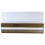 OCB Gold King Size Slim papir har en gylden farve med en let glans, der giver det et elegant udtryk. Papiret er langt og smalt, med en fin tekstur, der sikrer en jævn forbrænding. Kanten er præcist skåret, og der er en diskret logo-tryk i sort, der tilføjer et subtilt designelement.