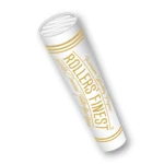 En pakke med præ-rullede filtertips præsenteres i en rektangulær form. Forsiden er prydet med en gylden farve og elegant skrifttype, der angiver produktnavnet. Mønsteret er enkelt, med en glat overflade, der reflekterer lys. Filtrene i pakken har en hvid farve og en ensartet struktur, hvilket indikerer en høj kvalitet.