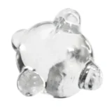 En klar glasrist med en tykkelse på 12 mm præsenterer et ensartet og glat overflade. Risten har en firkantet form med synlige, fine mønstre, der skaber en let refleksion. Kanterne er skarpe og præcise, hvilket giver et moderne udtryk. Materialet er gennemsigtigt, hvilket muliggør lysgennemtrængning og synlighed af underliggende elementer.