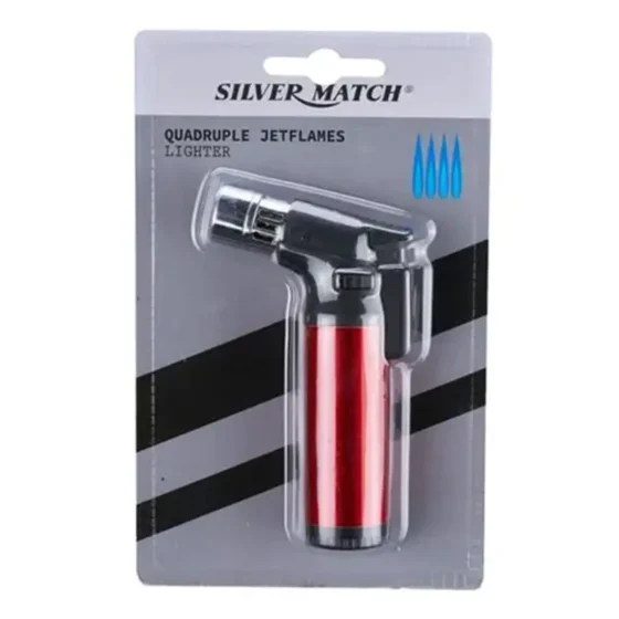 En rød gaslighter med fire jetflammer pryder forsiden. Den har en glat, skinnende overflade og en ergonomisk form, der gør den nem at holde. Toppen har en justerbar flammeindstilling, og en sikkerhedsknap er placeret på siden. Lighterens bund er udstyret med en synlig gasindikator, der viser niveauet af brændstof.