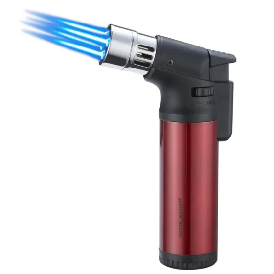 En sølvfarvet lighter med en blank, metallisk overflade og en slank, rektangulær form. Den har en rød, ergonomisk knap, der er let tilgængelig foran. Øverst er der en jetflammeudgang, der er beskyttet af et låg. Lighterens tekstur er glat, og den reflekterer lys, hvilket giver et sofistikeret udseende.