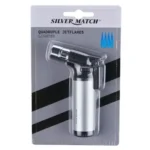 En sølvfarvet lighter i metal med en glat, blank overflade. Den har en rektangulær form med afrundede kanter og en jetflammeudgang, der giver en præcis flamme. På forsiden er der en lille, sort knap til tænding. Lighteren har en indbygget flammejustering, og den samlede struktur udstråler en moderne og minimalistisk stil.
