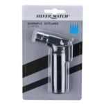 En sølvfarvet lighter med fire jetflammer og en sort plastikbelægning. Lighterens overflade har en glat, skinnende finish, mens den sorte del har en mat tekstur. Der er en tydelig tændingsknap placeret på siden, samt et gennemsigtigt vindue til at vise gasniveauet. Formen er ergonomisk med bløde kurver, hvilket giver et komfortabelt greb.