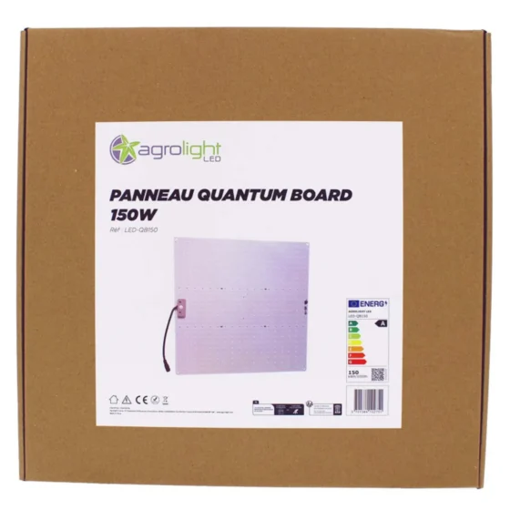 Et LED quantum board præsenterer en flad, rektangulær form med en hvid, glat overflade. Det er udstyret med ensartede, små lysdiode-belysninger fordelt jævnt over fladen. Kantene er let afrundede, og der er monteringshuller i hjørnerne. En strømkabel er synlig i den ene ende, og der er en tydelig tekst med specifikationer og logo.