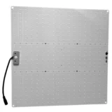 En LED-quantum board med en rektangulær form og slank profil. Overfladen er dækket af en mat hvid finish, der reflekterer lys. De indbyggede dioder er jævnt fordelt og har en klar, blålig glød. Kanten er forsynet med små kølehuller, hvilket indikerer en funktionel design. Der er en enkelt strømkabeltilslutning i den ene ende.