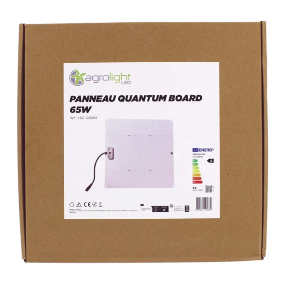 Et LED quantum board præsenterer sig med en flad, rektangulær form og en hvid, glat overflade. Den er udstyret med flere små, runde lysdioder, der fordeler sig jævnt over fladen. Kanten har en let afrunding, og der er en metalramme, der sikrer struktur. Varmeafledningskanaler kan ses langs siderne, hvilket bidrager til en effektiv varmehåndtering.