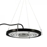 En LED UFO-lampe præsenterer sig med en rund, flad form og glat overflade. Den har en hvid finish, der skaber en ensartet og moderne æstetik. Midten rummer en række LED-dioder, der sikrer lysfordeling. De fire monteringshuller er placeret symmetrisk, hvilket muliggør nem installation. Lampens kant er let afrundet, hvilket giver et stilrent udtryk.