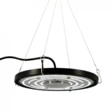 En LED UFO-lampe præsenterer sig med en rund, flad form og glat overflade. Den har en hvid finish, der skaber en ensartet og moderne æstetik. Midten rummer en række LED-dioder, der sikrer lysfordeling. De fire monteringshuller er placeret symmetrisk, hvilket muliggør nem installation. Lampens kant er let afrundet, hvilket giver et stilrent udtryk.
