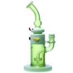 En sort bongs struktur fremstår med en glat, blank overflade. Den har en slank, cylindrisk form, der gradvist udvider sig mod toppen. En hældende tud er placeret på den ene side, og en afrundet bund sikrer stabilitet. Indvendigt ses en krum rør, som skaber en kompleks vandfiltreringsmekanisme. Det samlede design er minimalistisk og moderne.
