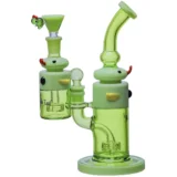 En sort glas bong med en glat, buet form og en højde på 24 cm. Den har en dekorativ, bladformet detalje, der tilføjer visuel interesse. Mundstykket er bredt, og der er en perkolator i bunden, der giver et unikt udseende. Overfladen er blank, hvilket skaber refleksioner af lys, og der ses en lille, klar skål til urter.