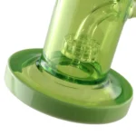En sort bong med en elegant, glat overflade pryder midten af synsfeltet. Den har en karakteristisk, buet form, der afsluttes med en spids tud. Nederst er der en bred fod, der giver stabilitet. Flere detaljer inkluderer en indbygget perkolator og en let krum hals, som skaber en strømlinet æstetik. Materialet ser ud til at være glas, og der er subtile refleksioner af lys.