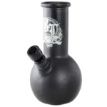 En sort, glat bongs struktur præsenterer sig med en elegant, aflang form. Den har en cylindrisk krop med en bred, udadvendt krave øverst. En grøn, spiralformet detalje løber langs siden, mens en lille, gennemsigtig skål sidder på siden. Overfladen er blank og reflekterer lys, hvilket fremhæver de skarpe kanter og glatte linjer.