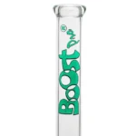 En grøn beaker i plast med en højde på 44 cm præsenterer sig med en glat overflade og rund bund. Beakeren har en bred åbning og en let skrånende form, der smalner ind mod toppen. Farven er ensartet, og den gennemsigtige struktur giver mulighed for at se indholdet. Der er ingen synlige mærker eller mønstre.