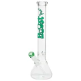 En grøn beaker med en højde på 44 cm præsenterer sig med en glat, transparent overflade, der reflekterer lys. Beakeren har en bred, stabil bund og en slank, cylindrisk form, der taper mod toppen. Øverst er en bred åbning, der er kantet med en diskret, lige linje. Materialet ser ud til at være plast, hvilket giver en let og holdbar struktur.