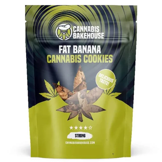 En række små, runde kager præsenteres på en hvid tallerken. Kagerne er gyldne med en let sprød overflade og en blød, crumbly tekstur. Nogle er dekoreret med chokoladechips, der tilføjer en mørk kontrast. Baggrunden er neutral, hvilket fremhæver kagerne som hovedfokus. Der ses også et let skær af glans fra kagerne.