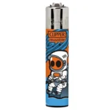 En lighter i plast med en glat, blank overflade domineret af nuancer af blå og orange. Den har et unikt design med et mønster af astronauter og fisk, der skaber en visuel kontrast. Lighterens top har en metallisk sølvfarvet flammeåbning, mens bunden indeholder en lille, praktisk knap til tænding.