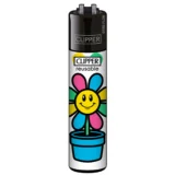En lighter prydet med et blomstermotiv i levende farver, herunder nuancer af pink, lilla og grøn. Den glatte overflade har en højglansfinish, der fremhæver detaljerne i blomsterne. Knapperne er placeret på siden, og der er en metallisk del øverst, der fungerer som flammeudløser. Lighterens form er slank og ergonomisk.