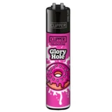 En lighter med en slank, cylindrisk form præsenterer sig i en glitrende farvekombination af blå, lilla og gul. Mønstret på ydersiden består af bølger og spiraler, der skaber en dynamisk effekt. Toppen er forsynet med en metalknap til tænding, mens bunden har en lille åbning til gas. Materialet fremstår glat og skinnende.