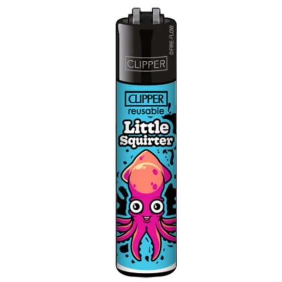 En lysere, plastik lighter præsenterer sig med en glat overflade og en buet form. Farven er en livlig grøn med et skinnende finish. På siden findes en metallisk flammeudløser med en lille, sort knap. Øverst er en gennemsigtig gasbeholder, der afslører en indikation af indholdet. Lighterens bunde er flad for stabilitet.